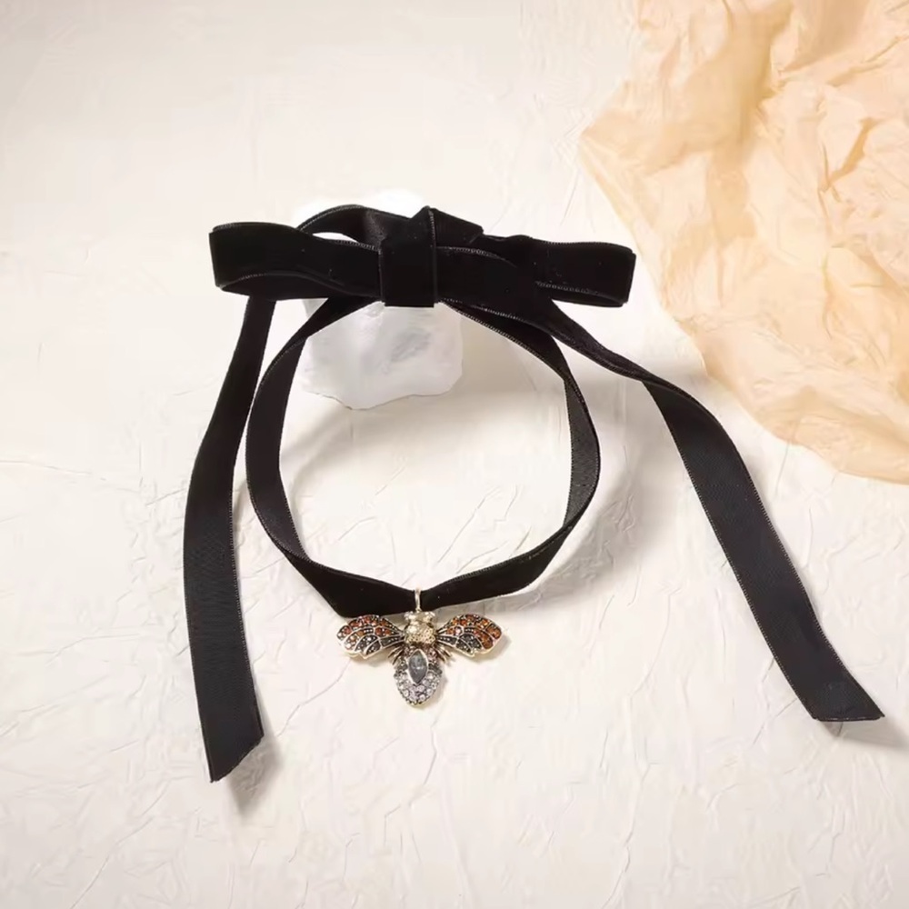 Vintage Bee Black Velvet Choker Necklace - Picture 5 of 6